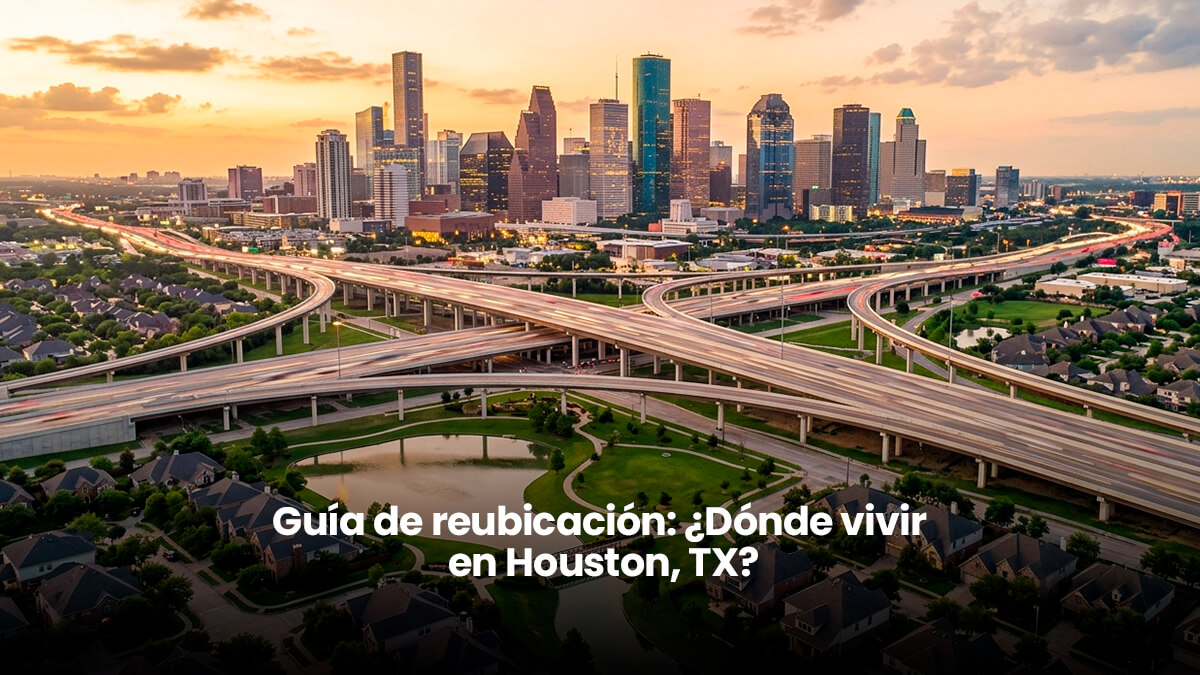 Vista aérea panorámica del skyline de Houston, Texas, durante el atardecer, conectando los rascacielos urbanos del Inner Loop con las comunidades planeadas y vecindarios residenciales de los suburbios a través de una red de autopistas. Imagen que ilustra la guía de reubicación y el mercado inmobiliario de Houston de la Realtor Aida Villalobos.