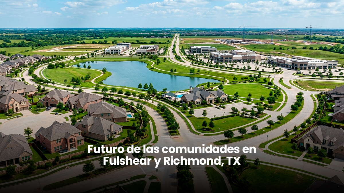 Vista aérea de una comunidad planificada en Fulshear y Richmond TX, que muestra casas residenciales premium, un lago central artificial, áreas verdes y un centro comercial de uso mixto bajo un cielo despejado.