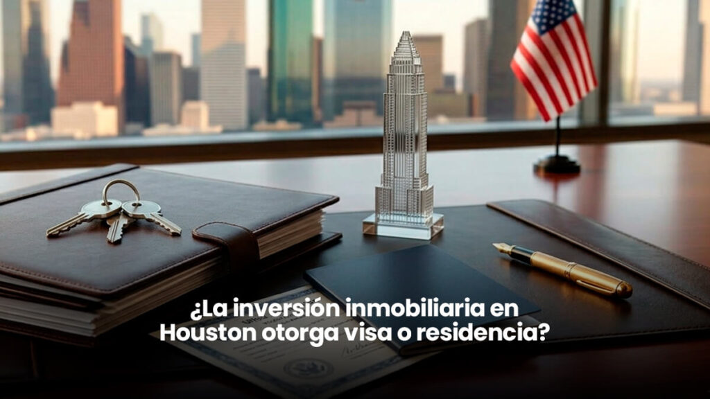 Escritorio de negocios con pasaporte, documentos de inversión inmobiliaria y llaves de propiedad en Houston Texas, con el skyline de la ciudad y la bandera de EE. UU. de fondo para representar la visa de inversionista E-2 y EB-5.