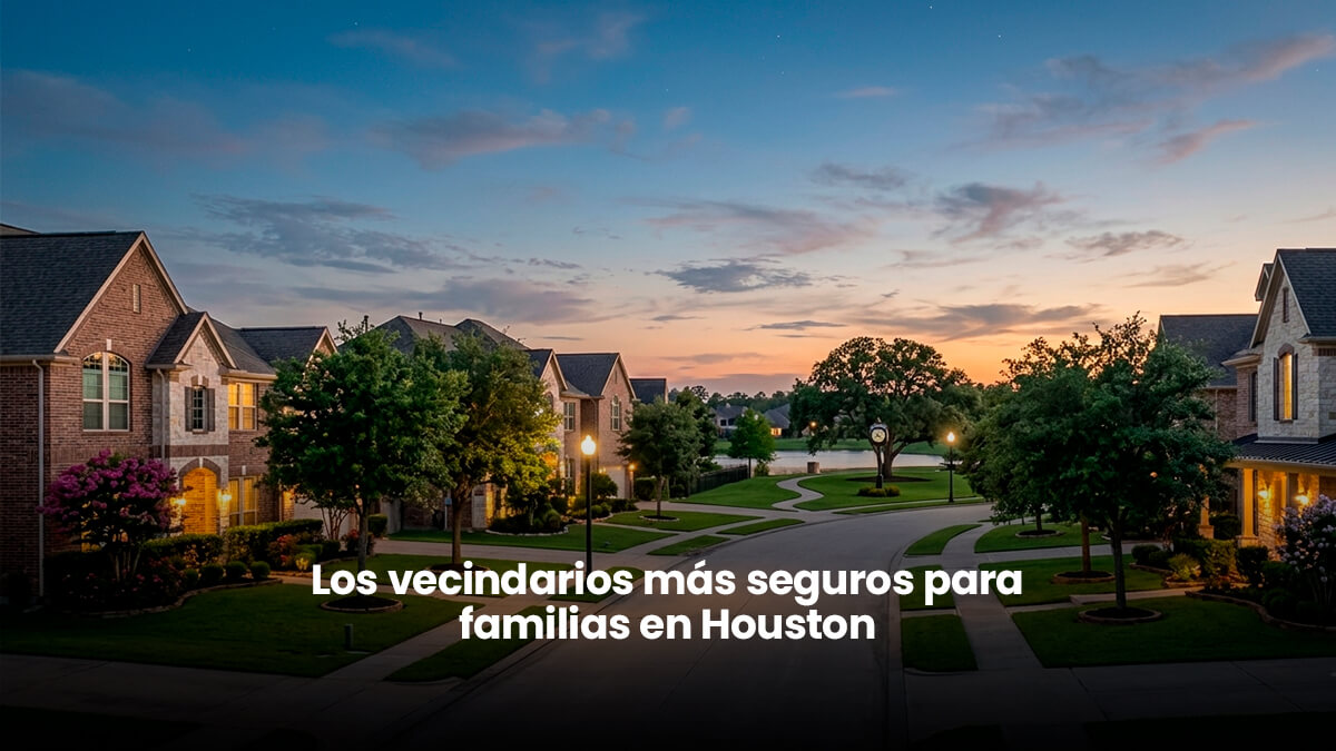 Calle residencial tranquila al atardecer en uno de los vecindarios más seguros para familias en Houston, Texas, con casas familiares de ladrillo y jardines cuidados.
