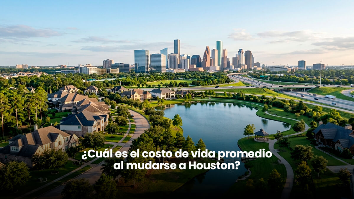 Vista aérea de vecindario residencial con casas en Houston Texas y rascacielos del centro al fondo