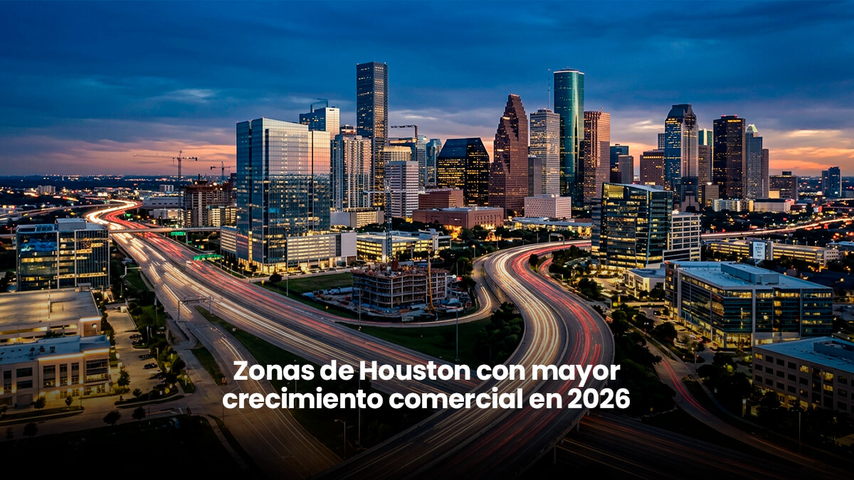 Vista aérea panorámica de edificios de oficinas comerciales y autopistas iluminadas en Houston Texas, representando las zonas de mayor crecimiento comercial en 2026.