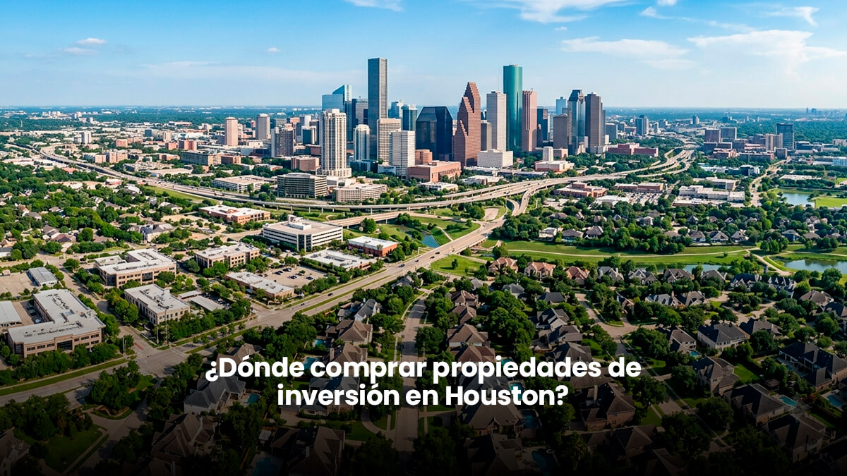 Vista aérea del 'skyline' de Houston, Texas, rodeado de frondosos barrios residenciales y autopistas, ilustrando el potencial del mercado inmobiliario.